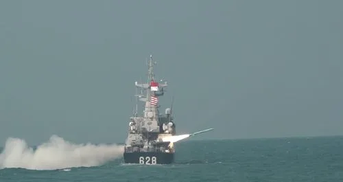 Unsur KRI Koarmada II Dukung Operasi Amfibi dan Penembakan Rudal di Latihan TNI Terintegrasi Tahun 2026 1 sekarangaja