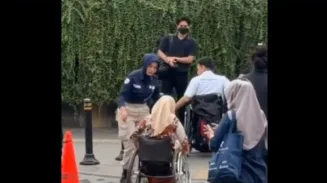 Apresiasi Pramusapa Transjakarta Bantu Disabilitas 2 sekarangaja