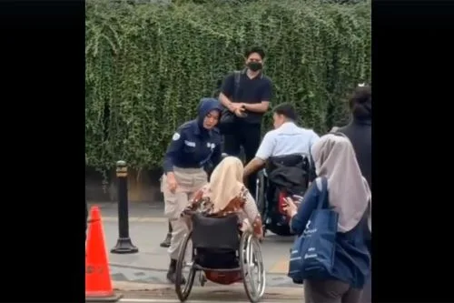 Apresiasi Pramusapa Transjakarta Bantu Disabilitas 1 sekarangaja