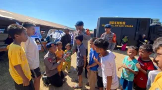 Satgas SAR Korps Brimob Polri Gelar Trauma Healing untuk Anak-anak Pengungsi Gempa di Reok Manggarai 2 sekarangaja