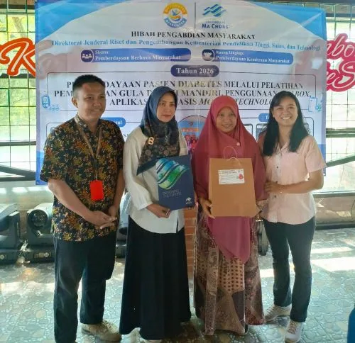 Universitas Ma Chung Serahkan Alat Ukur Cek Gula Darah untuk Kader PKK Desa Ngenep Kabupaten Malang 3 sekarangaja
