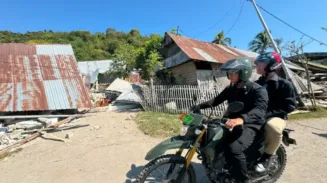 Wapres Gibran Dibonceng Motor Tembus Keterbatasan Akses Tinjau Langsung Kondisi Warga Korban Gempa Flores di Kampung Waso Manggarai Timur 2 sekarangaja