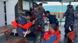 Gerak Cepat KRI Nala-363 Evakuasi 22 Korban KM Virgo Transport 8 dari KM Cahaya Bahari 2 sekarangaja