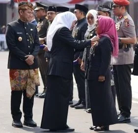Inspiratif! Dr Sri Untari Bisowarno Raih Lencana Emas Jer Basuki Mawa Beya 1 sekarangaja