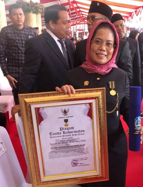 Inspiratif! Dr Sri Untari Bisowarno Raih Lencana Emas Jer Basuki Mawa Beya 2 sekarangaja