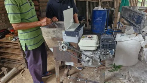 Tim Akademisi Universitas Ma Chung Hadirkan Inovasi Mesin Pemarut Tepat Guna untuk Tingkatkan Produktivitas UMKM Kerupuk Singkong Batu 2 sekarangaja
